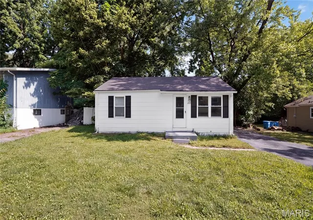 Homes for sale in St Louis, MO | 249 Barto Dr, St Louis, MO 63135 | MLS# MIS26040241