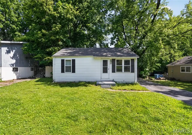 Homes for sale in St Louis, MO | 249 Barto Dr, St Louis, MO 63135 | MLS# MIS26040241