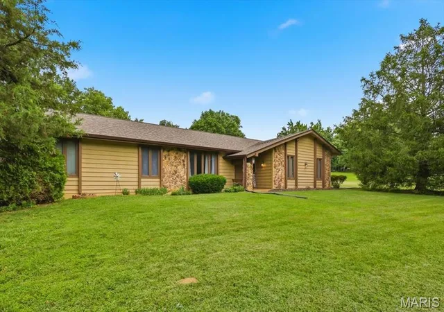 2nd image of 15 Whitewood Ct, Saint Peters, MO 63376 | MLS# MIS26040269
