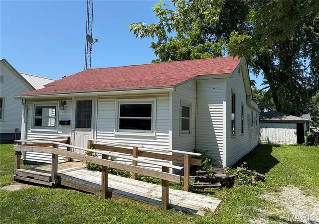 Homes for sale in Litchfield, IL | 117 S Grant St, Litchfield, IL 62056 | MLS# MIS26040282