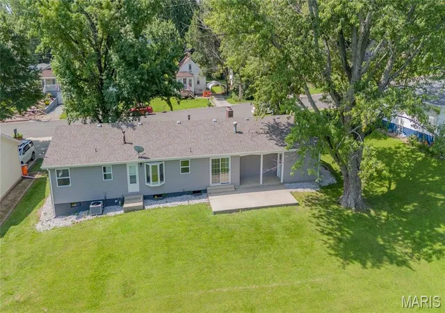 2nd image of 1319 W Jefferson St, Vandalia, IL 62471 | MLS# MIS26040292