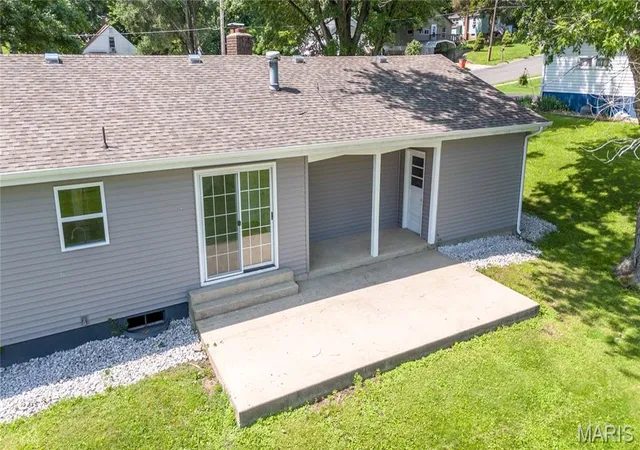 3rd image of 1319 W Jefferson St, Vandalia, IL 62471 | MLS# MIS26040292