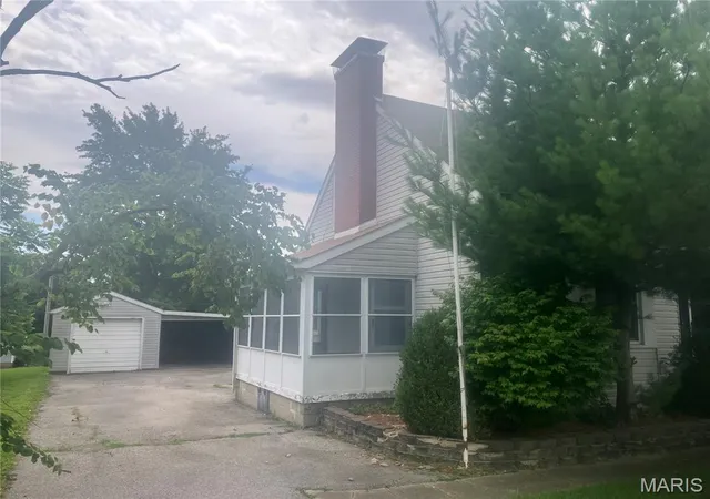 Homes for sale in Columbia, IL | 512 W Legion Ave, Columbia, IL 62236 | MLS# MIS26040325