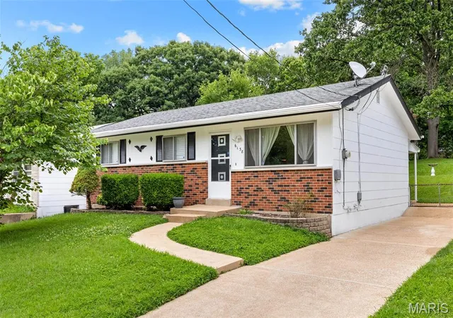 Homes for sale in Ferguson, MO | 6138 Emerald Ave, Ferguson, MO 63135 | MLS# MIS26040328