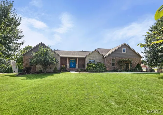 Photo 2 of Single family home for sale at 215 Wyndridge Ct, Belleville, IL 62226 | MLS# MIS26040350 | Listing updated on 2026-09-14