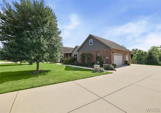 Photo 3 of Single family home for sale at 215 Wyndridge Ct, Belleville, IL 62226 | MLS# MIS26040350 | Listing updated on 2026-09-14