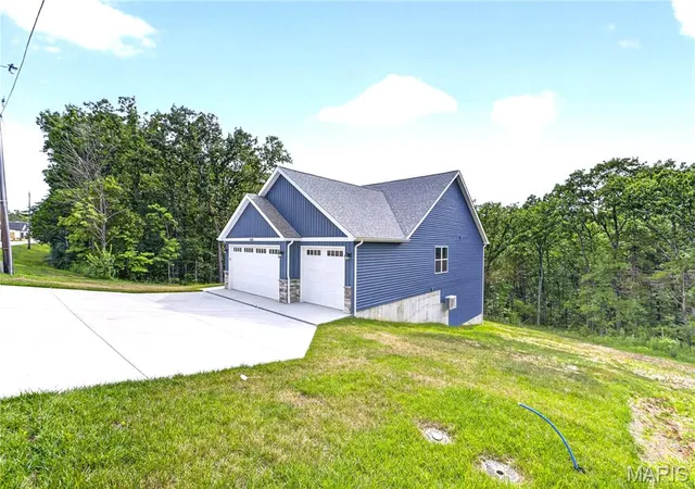 Photo 3 of Sale Pending at 1665 Scenic Dr, Festus, MO 63028 | MLS# MIS26040367 | Listing updated on 2026-09-17