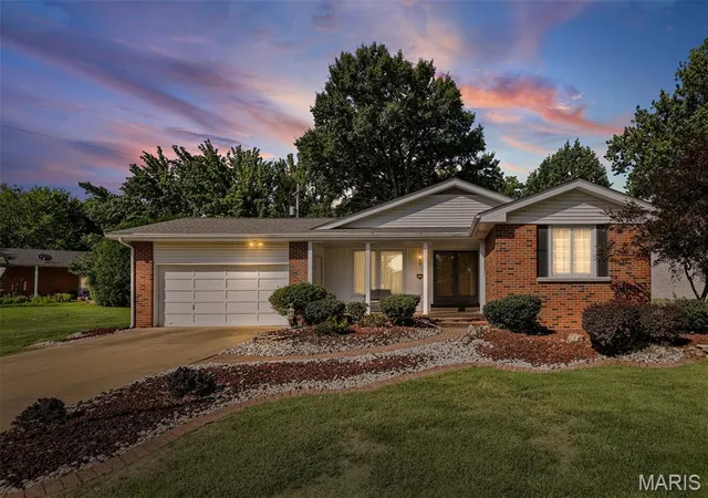 Homes for sale in Godfrey, IL | 5106 River Aire Dr, Godfrey, IL 62035 | MLS# MIS26040371