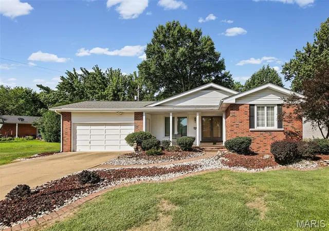 Homes for sale in Godfrey, IL | 5106 River Aire Dr, Godfrey, IL 62035 | MLS# MIS26040371