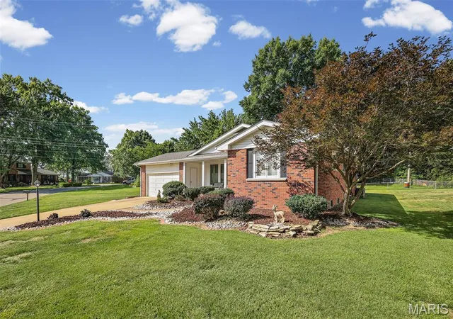 Homes for sale in Godfrey, IL | 5106 River Aire Dr, Godfrey, IL 62035 | MLS# MIS26040371