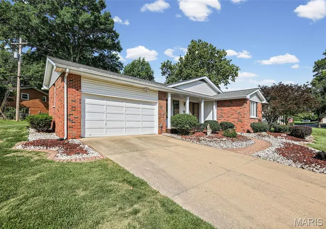 Homes for sale in Godfrey, IL | 5106 River Aire Dr, Godfrey, IL 62035 | MLS# MIS26040371