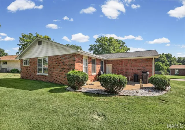 Homes for sale in Godfrey, IL | 5106 River Aire Dr, Godfrey, IL 62035 | MLS# MIS26040371