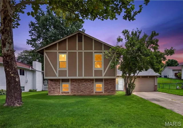 Photo 1 of Sale Pending at 1719 Foxglove Dr, Saint Charles, MO 63303 | MLS# MIS26040380 | Listing updated on 2026-08-28