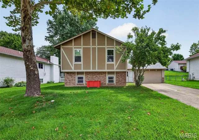 Photo 2 of Sale Pending at 1719 Foxglove Dr, Saint Charles, MO 63303 | MLS# MIS26040380 | Listing updated on 2026-08-28
