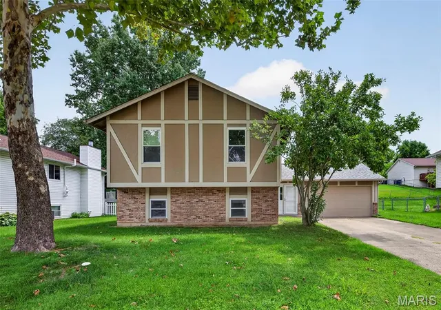 Photo 3 of Sale Pending at 1719 Foxglove Dr, Saint Charles, MO 63303 | MLS# MIS26040380 | Listing updated on 2026-08-28