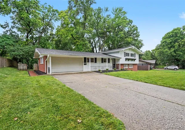image of 216 Country Club Ln, Belleville, IL 62223 | MLS# MIS26040401