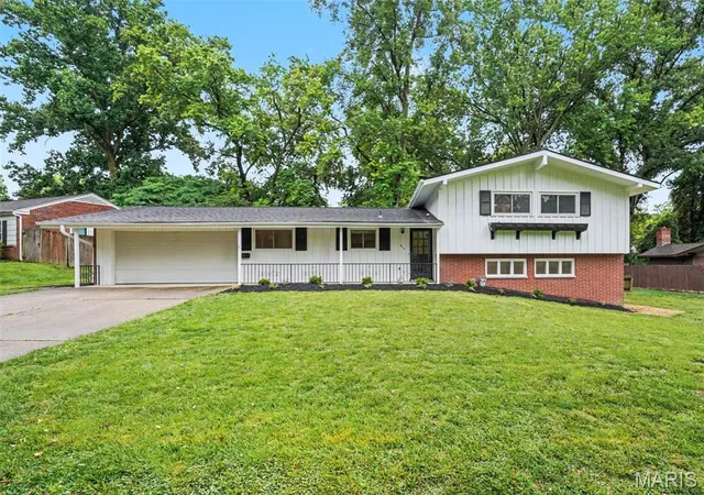 image of 216 Country Club Ln, Belleville, IL 62223 | MLS# MIS26040401