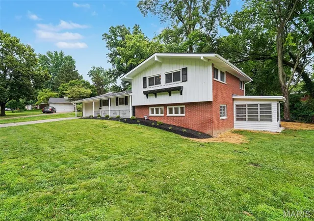 image of 216 Country Club Ln, Belleville, IL 62223 | MLS# MIS26040401