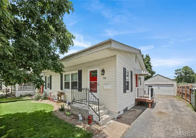 Photo 1 of Single family home for sale at 126 E 2nd St, Roxana, IL 62084 | MLS# MIS26040428 | Listing updated on 2026-09-12
