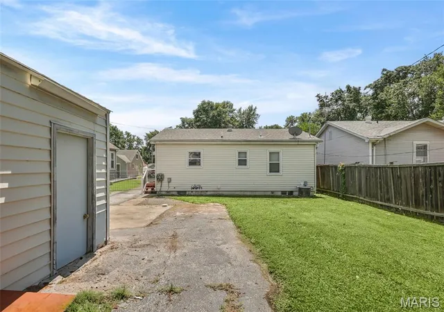 Photo 3 of Single family home for sale at 126 E 2Nd St, Roxana, IL 62084 | MLS# MIS26040428 | Listing updated on 2026-09-12