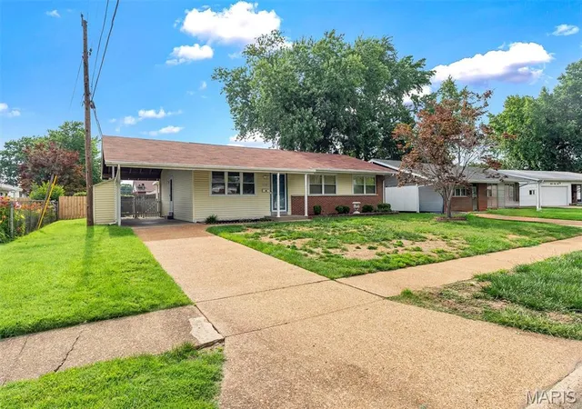 Homes for sale in Florissant, MO | 1525 Pepperhill Dr, Florissant, MO 63033 | MLS# MIS26040437