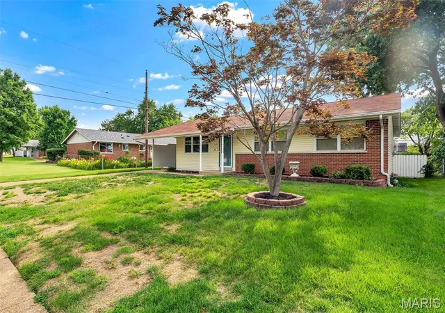 Homes for sale in Florissant, MO | 1525 Pepperhill Dr, Florissant, MO 63033 | MLS# MIS26040437