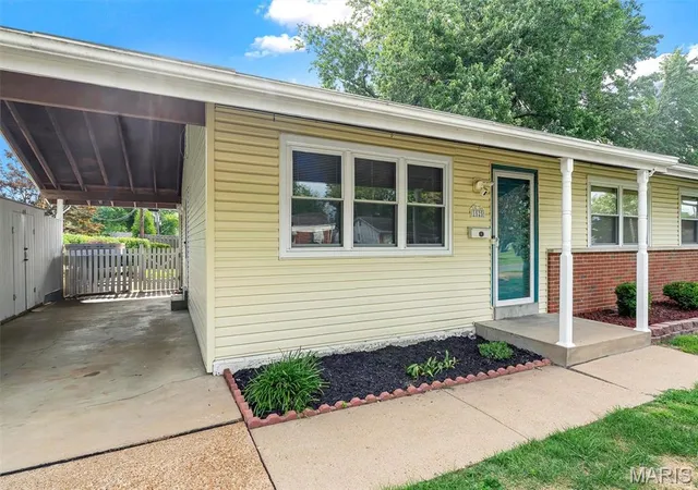 Homes for sale in Florissant, MO | 1525 Pepperhill Dr, Florissant, MO 63033 | MLS# MIS26040437