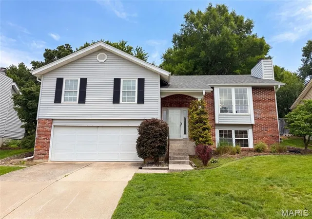 Homes for sale in Ballwin, MO | 743 Eaglebrooke Dr, Ballwin, MO 63021 | MLS# MIS26040452