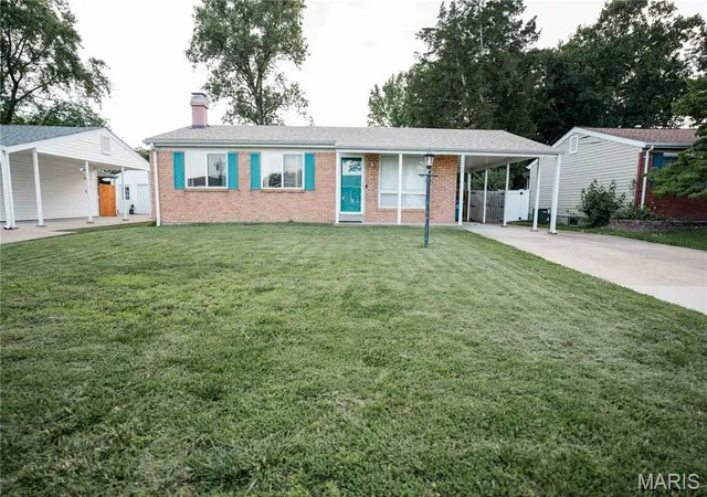 Photo 1 of Sale Pending at 2845 Sugar Tree Ln, Maryland Heights, MO 63043 | MLS# MIS26040459 | Listing updated on 2026-08-09