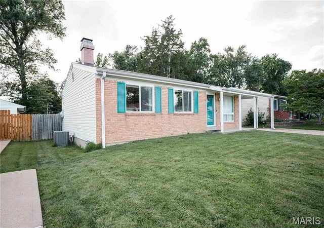 Photo 2 of Sale Pending at 2845 Sugar Tree Ln, Maryland Heights, MO 63043 | MLS# MIS26040459 | Listing updated on 2026-08-09