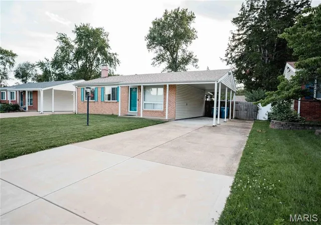 Photo 3 of Sale Pending at 2845 Sugar Tree Ln, Maryland Heights, MO 63043 | MLS# MIS26040459 | Listing updated on 2026-08-09