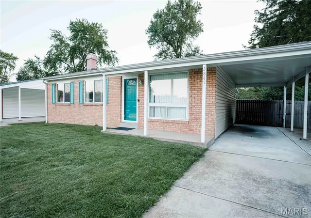 Photo 3 of Sale Pending at 2845 Sugar Tree Ln, Maryland Heights, MO 63043 | MLS# MIS26040459 | Listing updated on 2026-08-09
