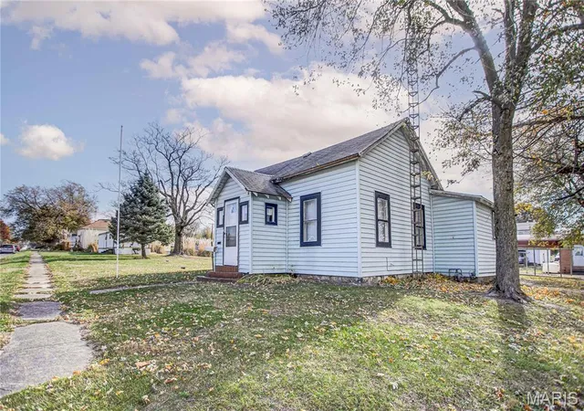 Photo 3 of Single family home for sale at 338 W Rowe St, Roodhouse, IL 62082 | MLS# MIS26040517 | Listing updated on 2026-06-25