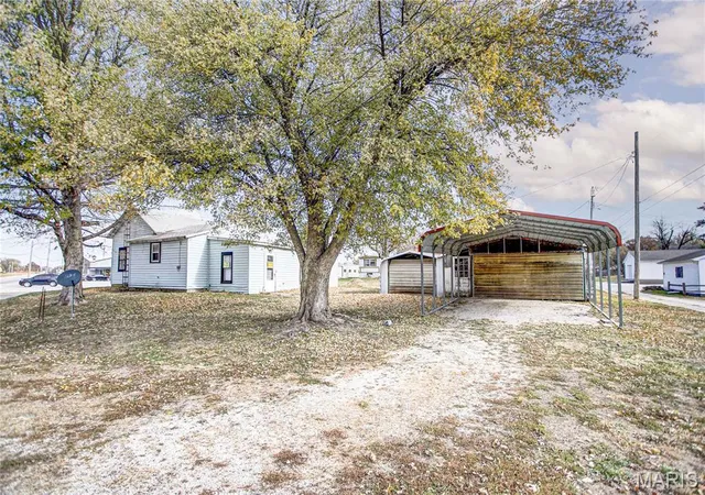 Photo 4 of Single family home for sale at 338 W Rowe St, Roodhouse, IL 62082 | MLS# MIS26040517 | Listing updated on 2026-06-25