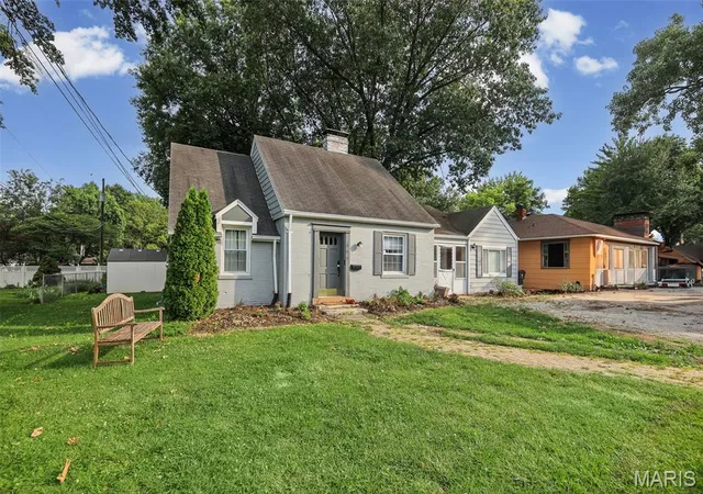 2nd image of 308 Carlyle Ave, Belleville, IL 62221 | MLS# MIS26040550