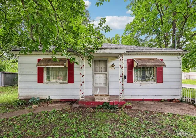 Homes for sale in Litchfield, IL | 417 E Saint John St, Litchfield, IL 62056 | MLS# MIS26040561