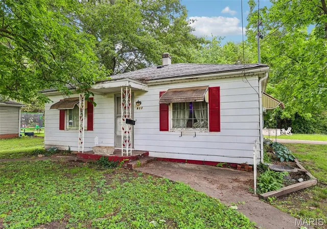 Homes for sale in Litchfield, IL | 417 E Saint John St, Litchfield, IL 62056 | MLS# MIS26040561