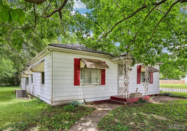 Photo 3 of Single family home for sale at 417 E Saint John St, Litchfield, IL 62056 | MLS# MIS26040561 | Listing updated on 2026-06-25