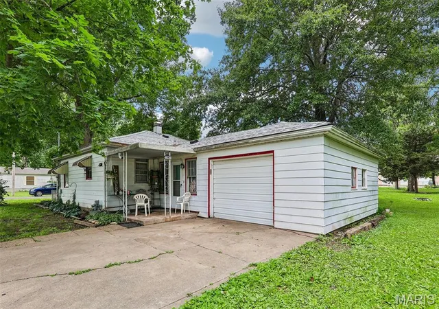 Photo 4 of Single family home for sale at 417 E Saint John St, Litchfield, IL 62056 | MLS# MIS26040561 | Listing updated on 2026-06-25