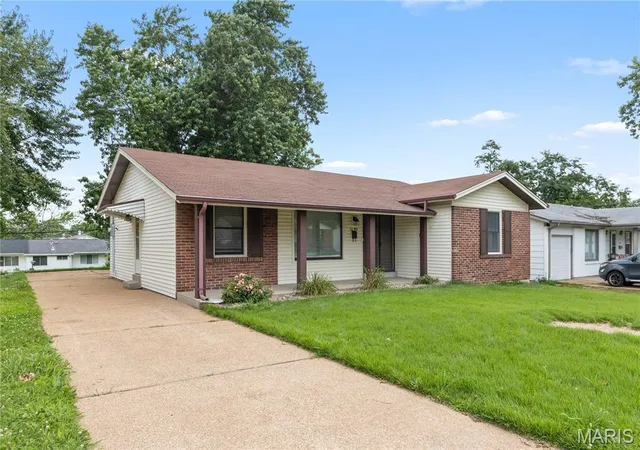 Photo 2 of Single family home for sale at 2193 Farnham Ln, Florissant, MO 63033 | MLS# MIS26040571 | Listing updated on 2026-10-06