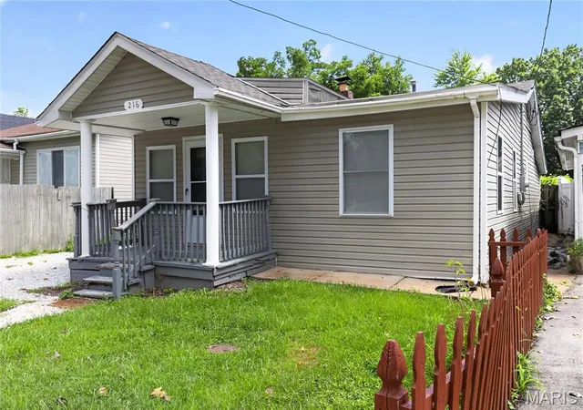 Photo 3 of Single family home for sale at 216 Viehl Ave, St Louis, MO 63125 | MLS# MIS26040581 | Listing updated on 2026-08-24