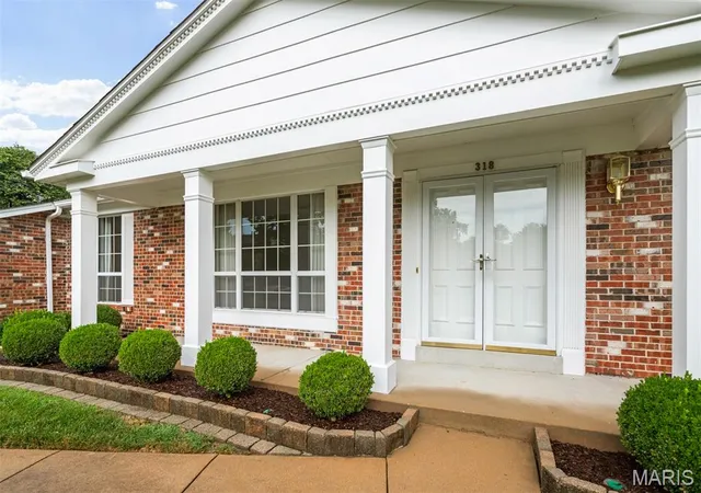 4th image of 318 Royal Village Dr, Manchester, MO 63011 | MLS# MIS26040629