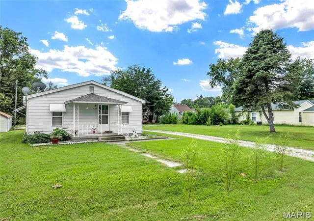 Homes for sale in Wood River, IL | 430 Roosevelt Ave, Wood River, IL 62095 | MLS# MIS26040632