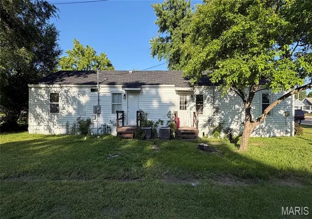 Homes for sale in East Alton, IL | 613 Reed Dr, East Alton, IL 62024 | MLS# MIS26040666