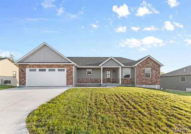 Photo 1 of Single family home for sale at 825 Barclay Dr, Farmington, MO 63640 | MLS# MIS26040667 | Listing updated on 2026-08-25