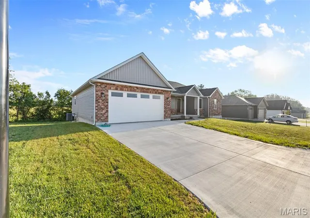 Photo 2 of Single family home for sale at 825 Barclay Dr, Farmington, MO 63640 | MLS# MIS26040667 | Listing updated on 2026-08-25