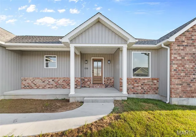 Photo 4 of Single family home for sale at 825 Barclay Dr, Farmington, MO 63640 | MLS# MIS26040667 | Listing updated on 2026-08-25