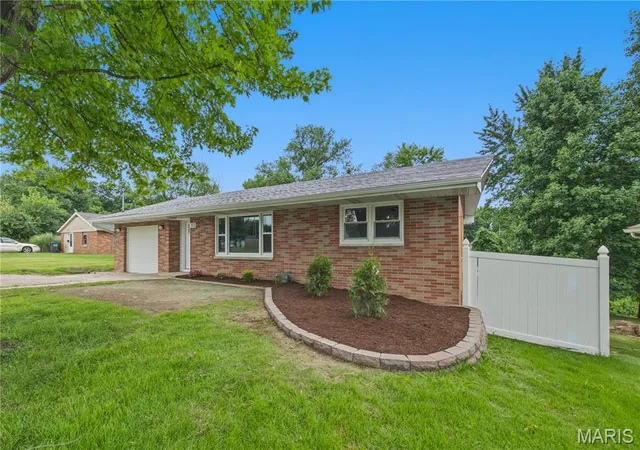 Homes for sale in Cottage Hills, IL | 112 Midway Ave, Cottage Hills, IL 62018 | MLS# MIS26040677