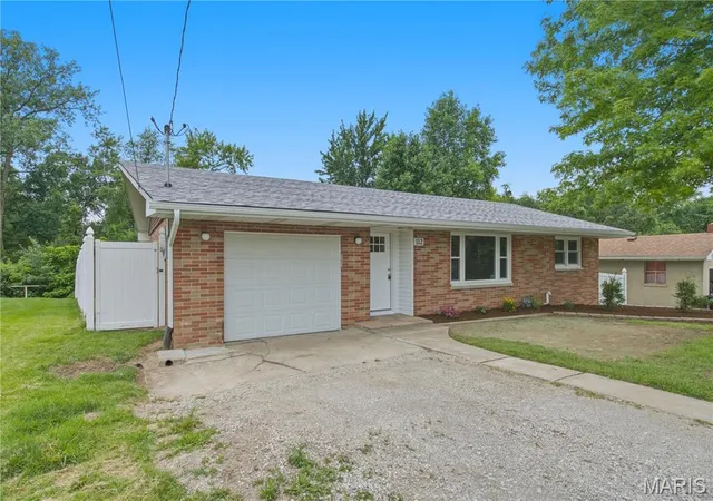 Homes for sale in Cottage Hills, IL | 112 Midway Ave, Cottage Hills, IL 62018 | MLS# MIS26040677