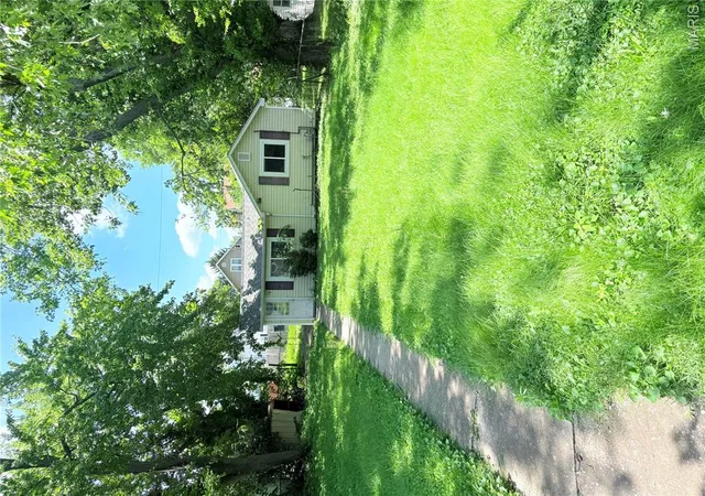 Homes for sale in Belleville, IL | 17 S 51st St, Belleville, IL 62226 | MLS# MIS26040758